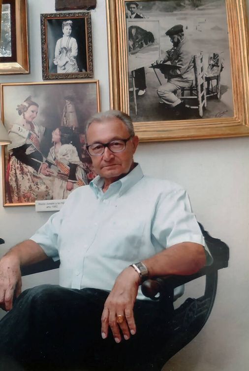 Antonio Sanchis con los retratos de Sorolla y Rocío Jurado. (Cedida)