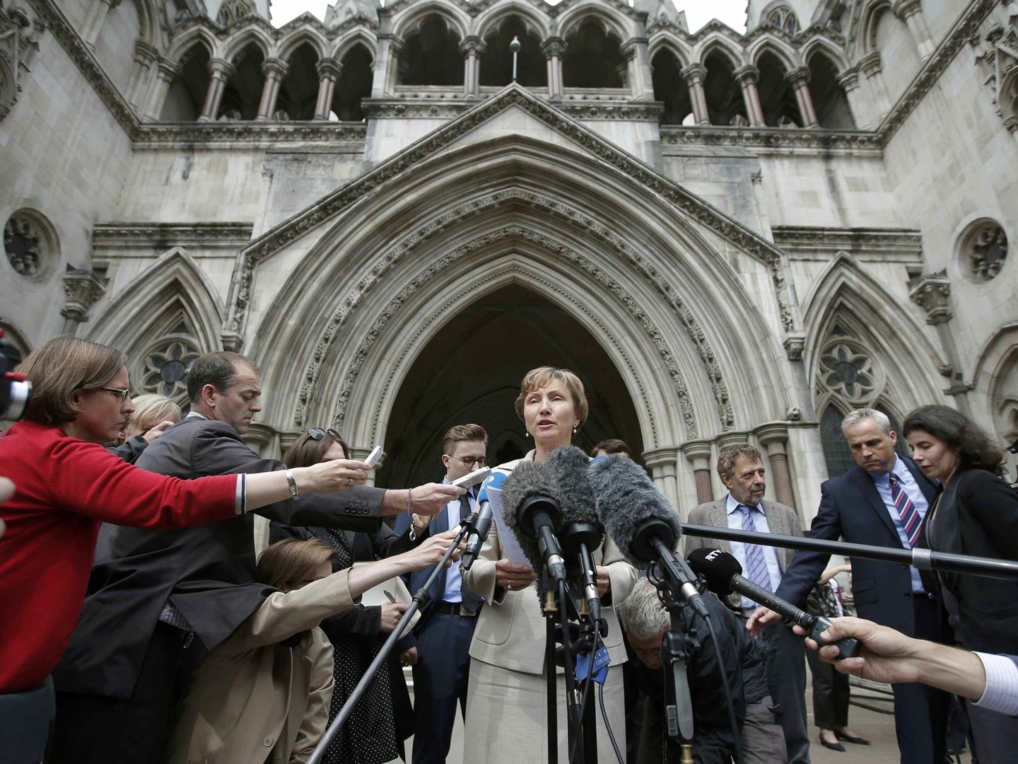 Marina Litvinenko, vuida del ex agente asesinado, habla ante la prensa en Londres (Reuters)
