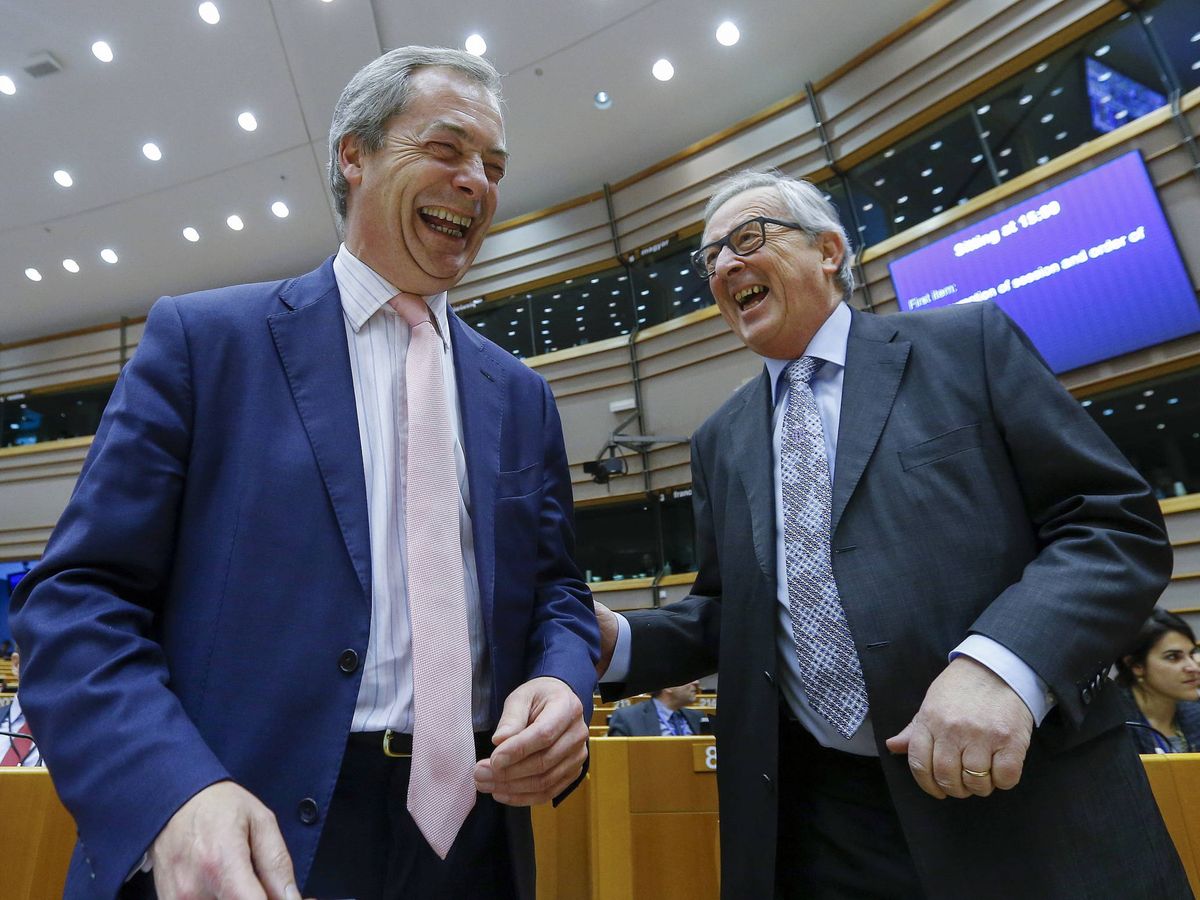 Foto: Nigel Farage y Jean Claude Juncker en el Parlamento Europeo. (Reuters)