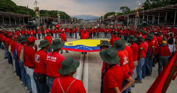 Foto: Integrantes de la Milicia Bolivariana participan en la conmemoración del aniversario 17 del fallido golpe de estado contra el fallecido presidente venezolano Hugo Chávez. (EFE)