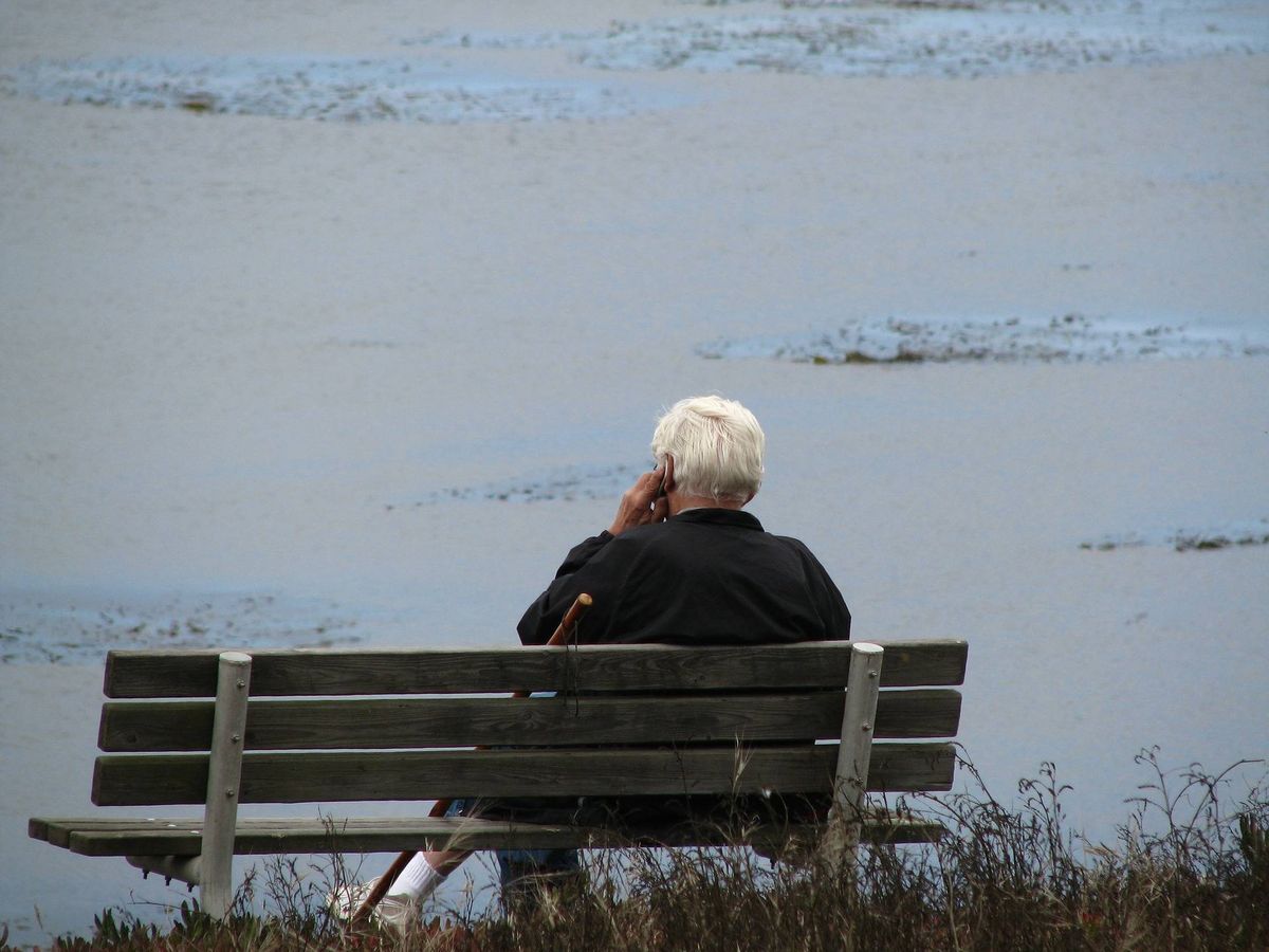 Foto: Una persona mayor hablando por teléfono. Foto: Pixabay.