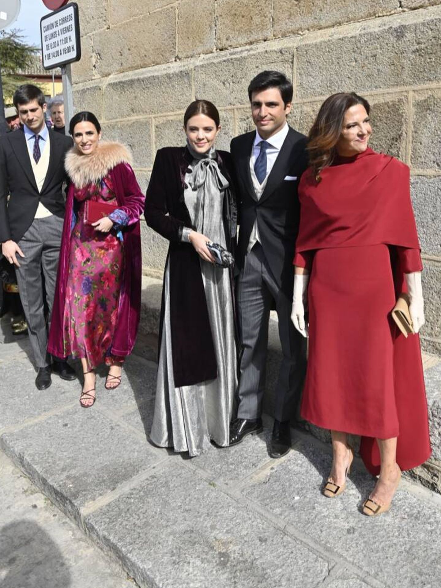 Blanca Sainz, junto a su pareja, su hermano y su madre en la boda de su hermana Ana (Gtres)