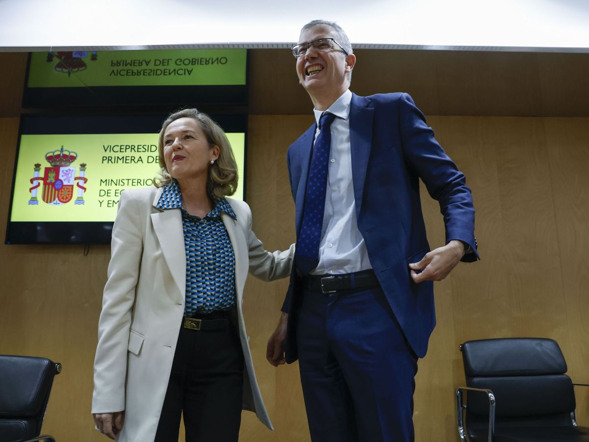 Foto: La vicepresidenta primera, Nadia Calviño, y el gobernador del Banco de España, Pablo Hernández de Cos. (EFE/Juan Carlos Hidalgo)