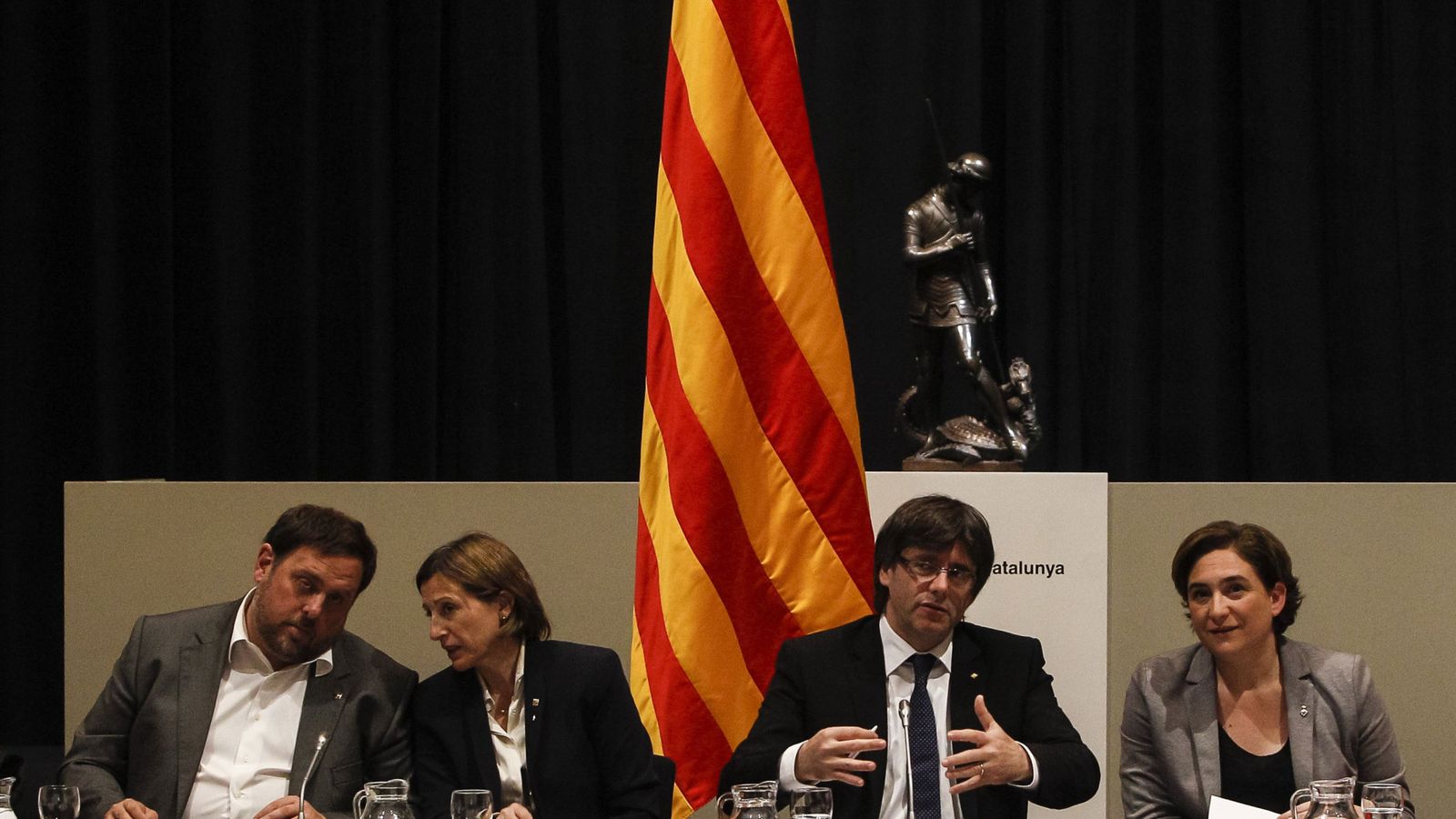 Foto: El presidente de la Generalitat, Carles Puigdemont (2d), la alcaldesa de Barcelona, Ada Colau (d), el vicepresidente y 'conseller' de Economía y Hacienda, Oriol Junqueras (i), y la presidenta del Parlament, Carme Forcadell. (EFE)