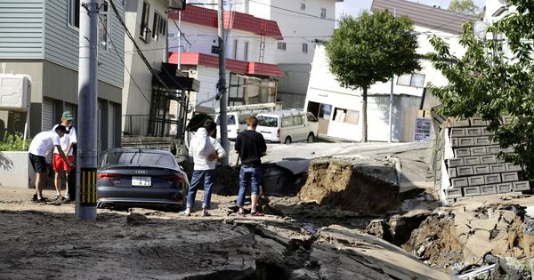 Foto: Habitantes de Sapporo (Japón) observan una brecha en la carretera causada por el terremoto (Reuters)