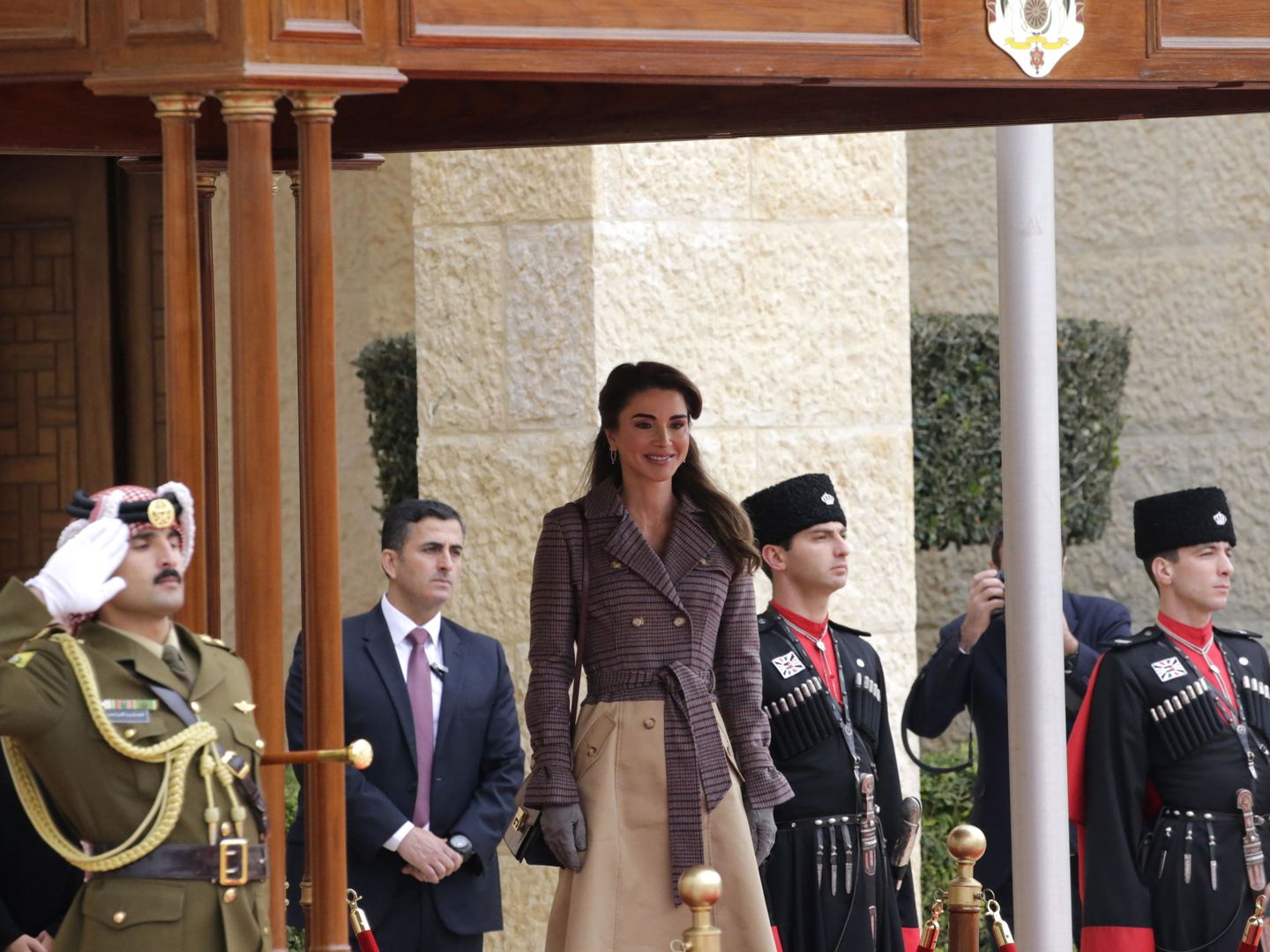 La reina Rania de Jordania, con el abrigo en 2018. (EFE)