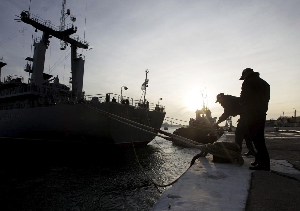 Foto: Vista de unos soldados ucranianos frente al buque de guerra de la Armada ucraniana Slavutivh en Sebastopol, Crimea (Efe).