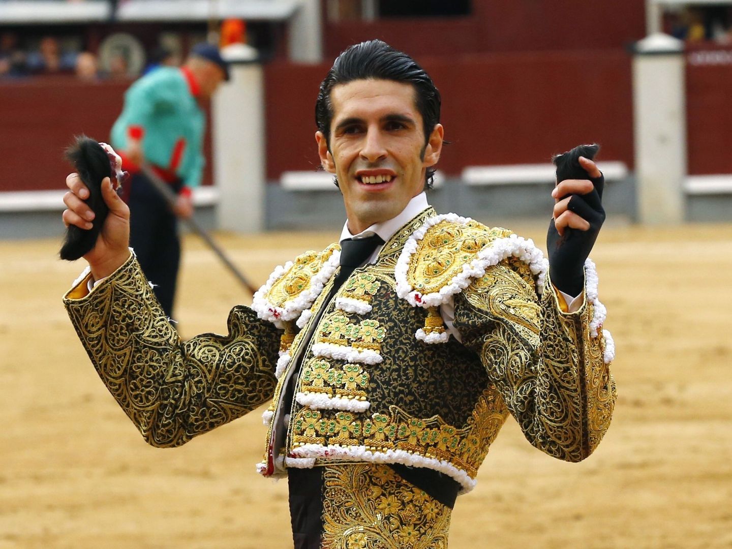 El diestro Alejandro Talavante tras cortar dos orejas en el decimoctavo festejo de la Feria de San Isidro. (EFE) 