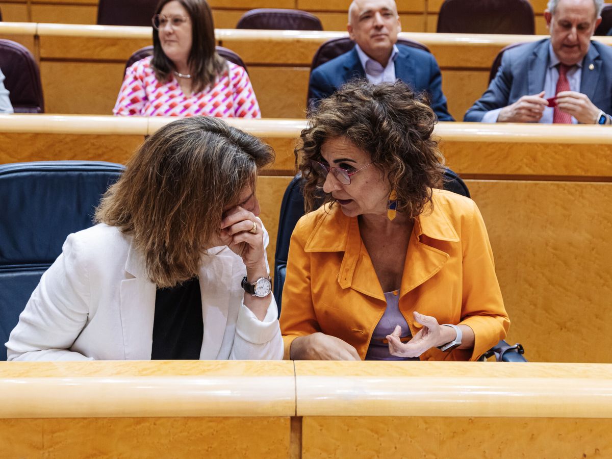 Foto: Las vicepresidentas Teresa Ribera y María Jesús Montero, este martes en el Senado. (Carlos Luján/Europa Press)