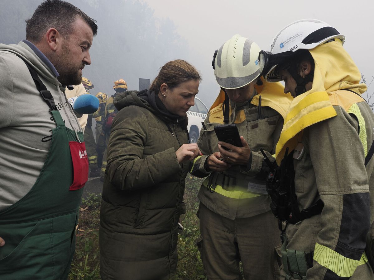 Foto: Vista de unos técnicos de extinción en un incendio en Lugo. (EFE/Eliseo Trigo)