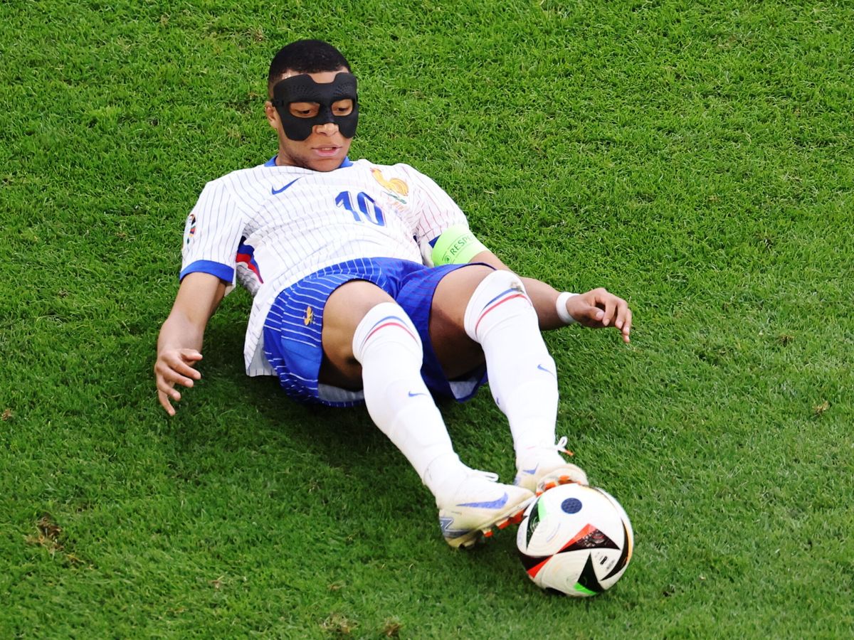 Foto: Mbappé cae al suelo contra Bélgica. (EFE/EPA/Abedin Taherkenareh)