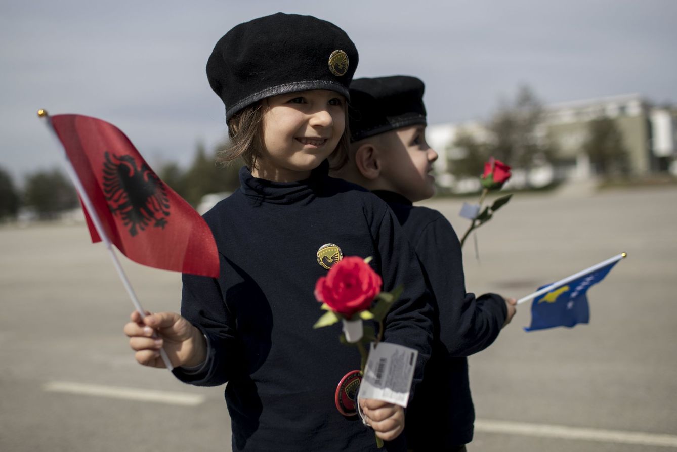 Dos niños agitan banderas de Kosovo en el 19º aniversario de la muerte del comandante del KLA, Adem Jashari. (EFE)