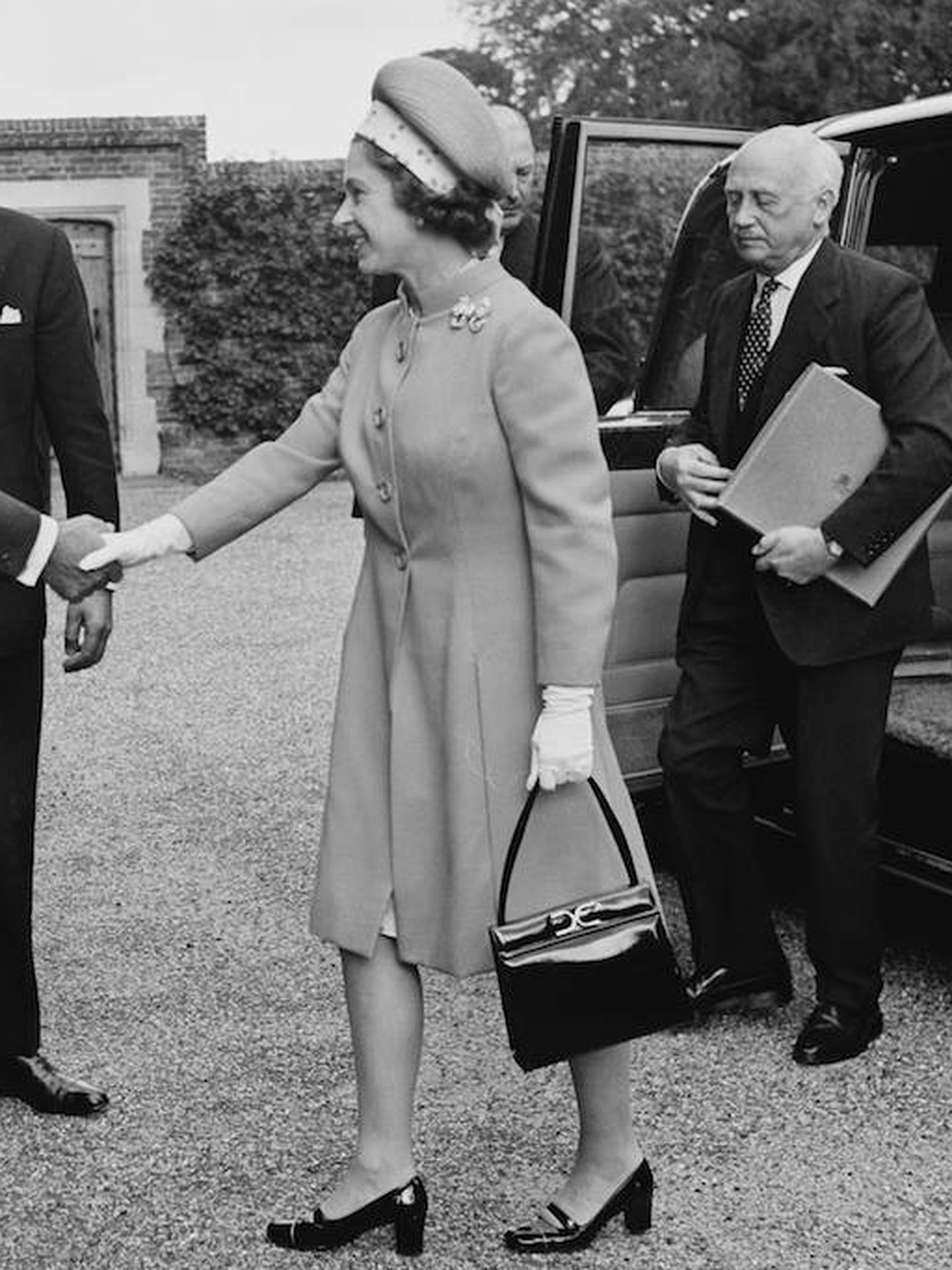 La reina, con un bolso Launer en 1970 durante una visita de Nixon. (Getty)