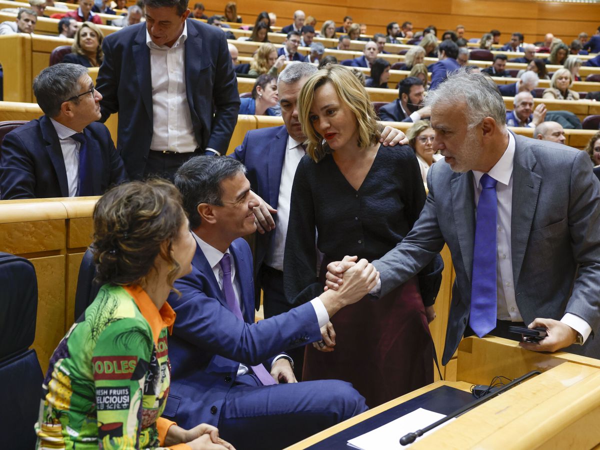 Foto: Pedro Sánchez saluda a Ángel Víctor Torres en presencia de Santos Cerdán, Pilar Alegría y María Jesús Montero, en el Senado. (EFE/J. J. Guillén)