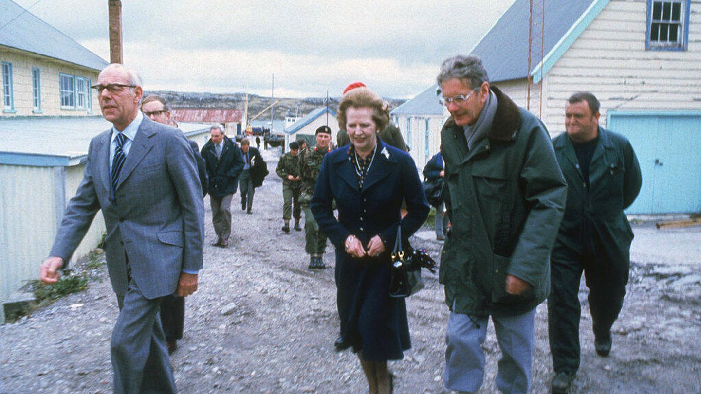 Margaret Thatcher visita las Malvinas en 1983. (Getty/Hulton Archive)