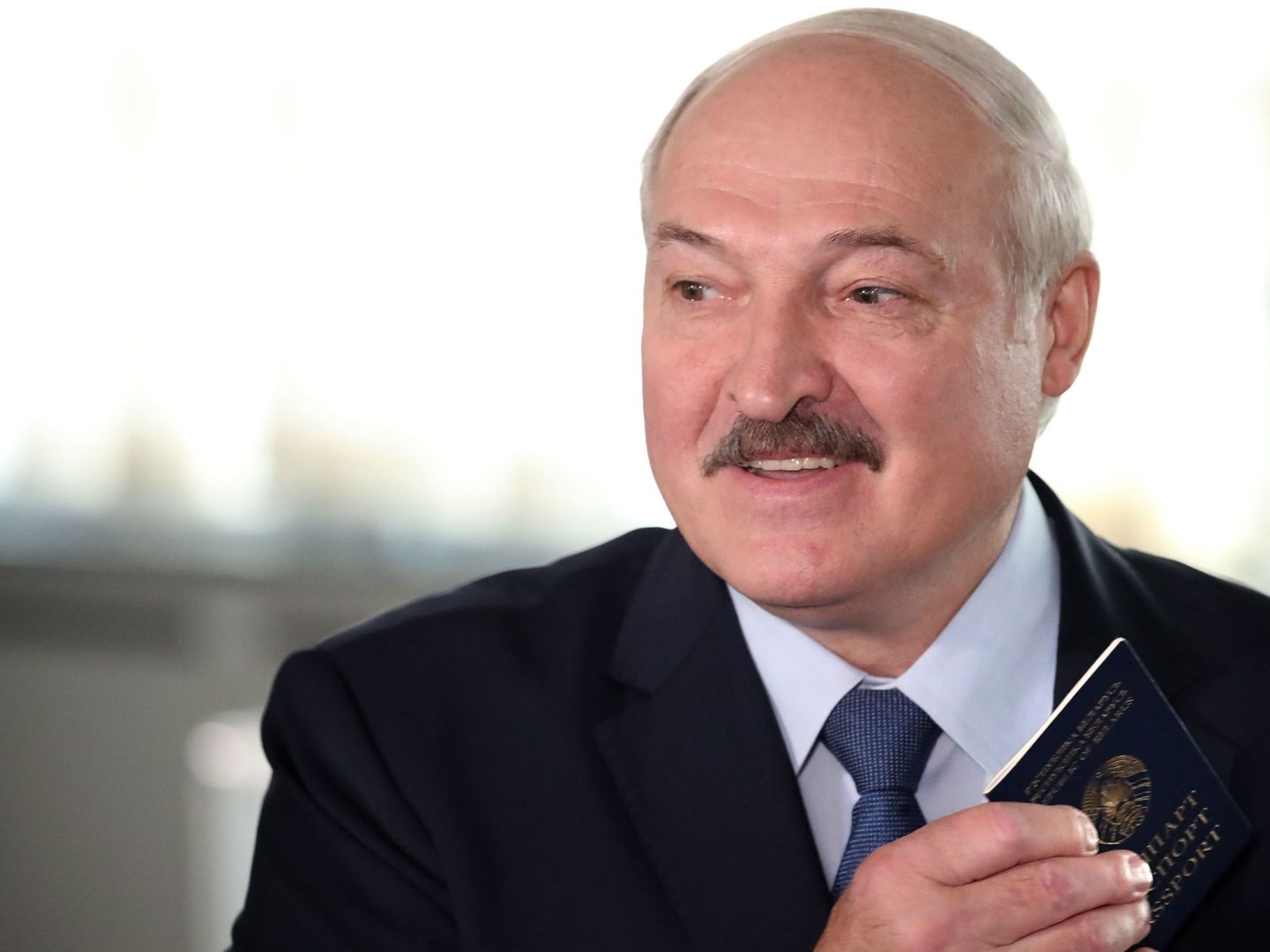 Alexander Lukashenko durante la jornada electoral del domingo. (EFE)