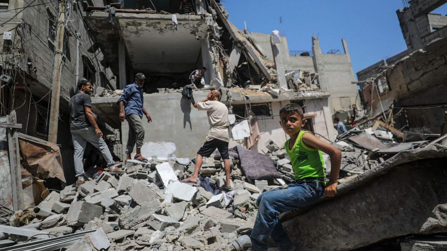 Gaza (---), 18 06 2024.- A child looks on as Palestinians search for missing people under the rubble of a destroyed house following an Israeli air strike, at al-Nuseirat refugee camp, southern Gaza Strip, 18 June 2024. More than 37,000 Palestinians and over 1,400 Israelis have been killed, according to the Palestinian Health Ministry and the Israel Defense Forces (IDF), since Hamas militants launched an attack against Israel from the Gaza Strip on 07 October 2023, and the Israeli operations in Gaza and the West Bank which followed it. EFE EPA MOHAMMED SABER 