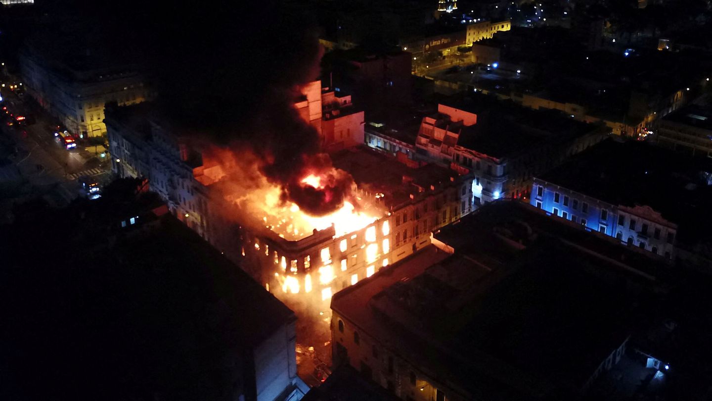 Edificio histórico quemado en las protestas. (EFE)