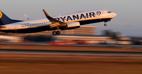 Foto: Un avión de Ryanair despeja del aeropuerto de Palma de Mallorca. (EFE)