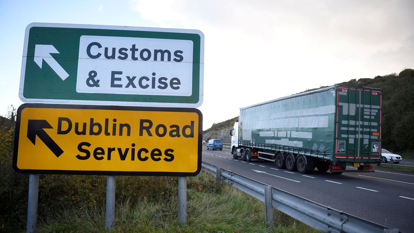 Una señal en una carretera cercana a Kileen, Irlanda del Norte. (Reuters)