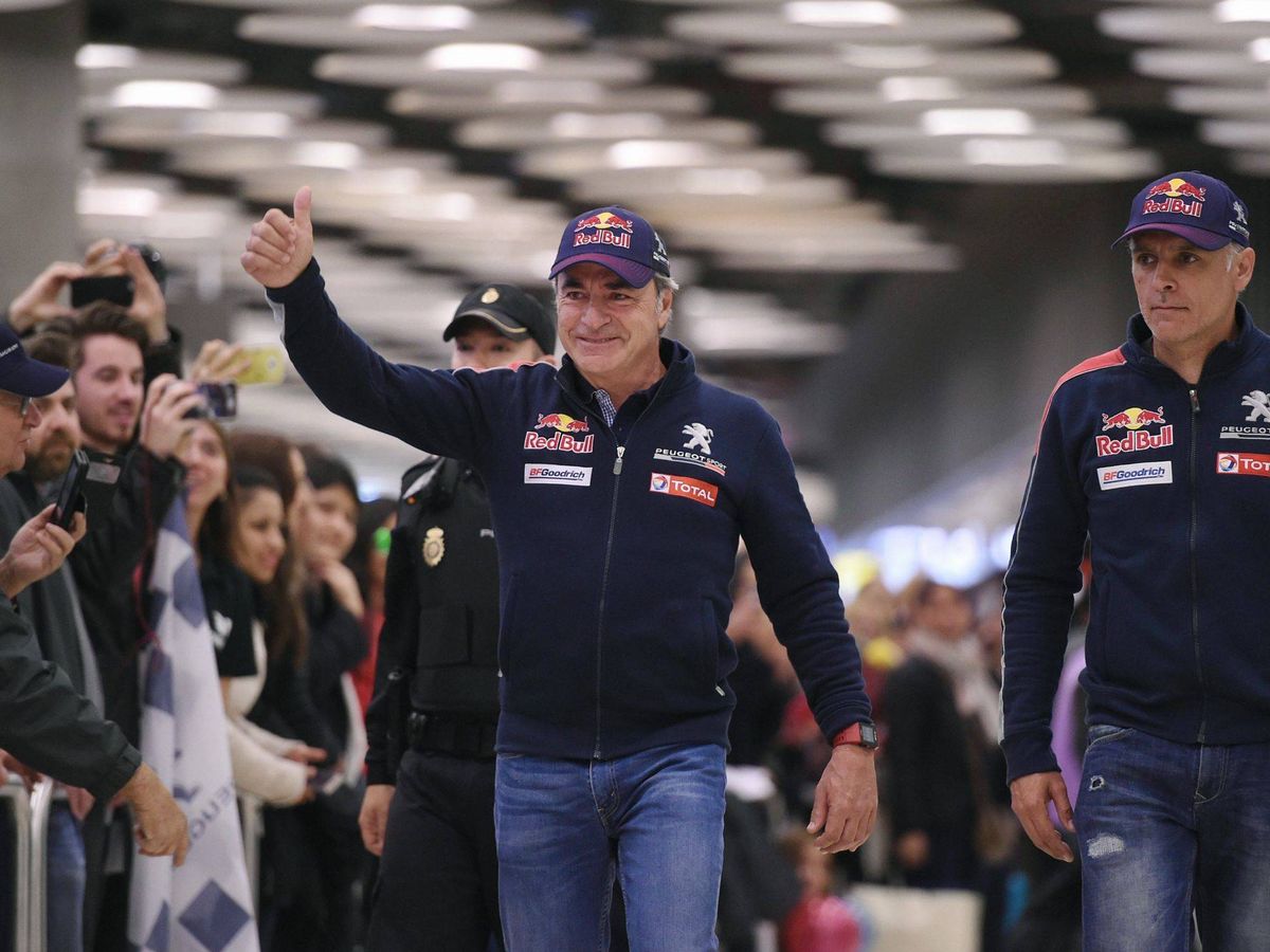 Foto: Carlos Sainz y su copiloto Lucas Cruz, a su regreso a España tras un Dakar. (EFE)