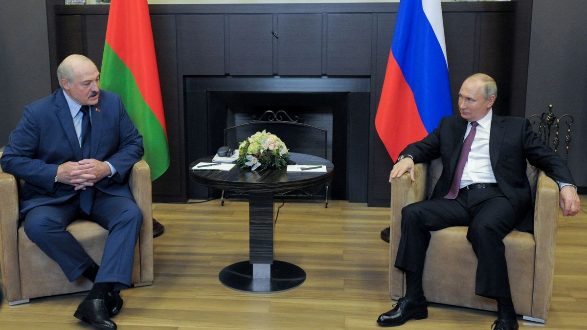 Lukashenko busca refugio en el Kremlin: se ve con Putin y denuncia el castigo de la UE