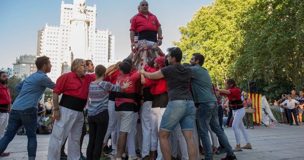 Foto: La Colla Castellera de Madrid celebra la Diada en la plaza de España de la capital. (D.B.)