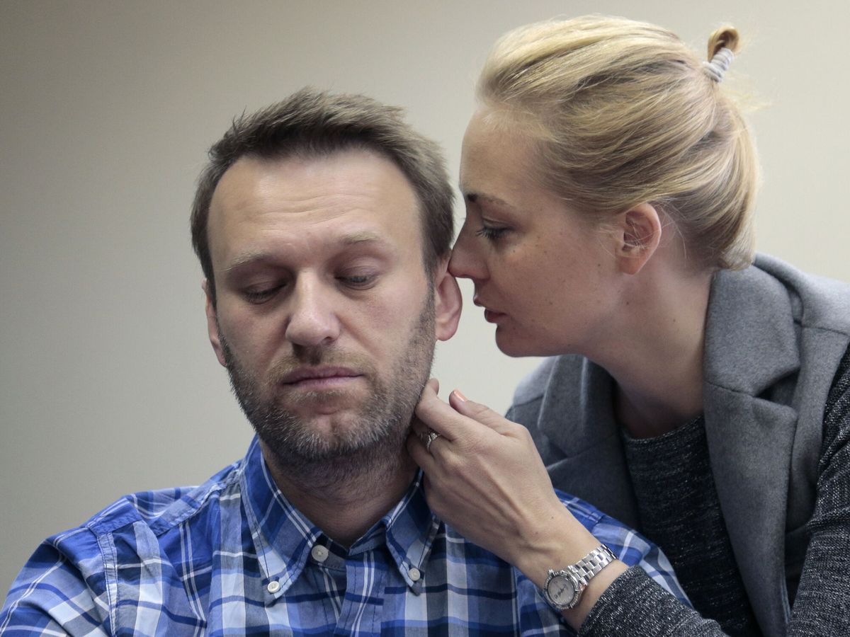 Foto: Navalni con su esposa Yulia. (EFE/Maxim Shipenkov)