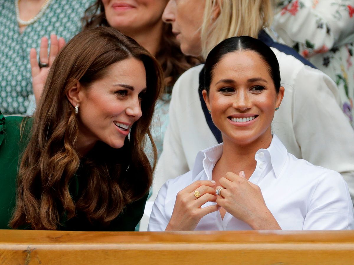 Foto: Las duquesas de Cambridge y Sussex, en Wimbledon. (Reuters)