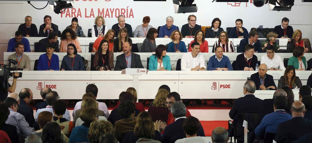 Foto: Pedro Sánchez y su ejecutiva, minutos antes del comienzo del comité federal de este 30 de enero, en Ferraz, la sede del PSOE. (EFE)
