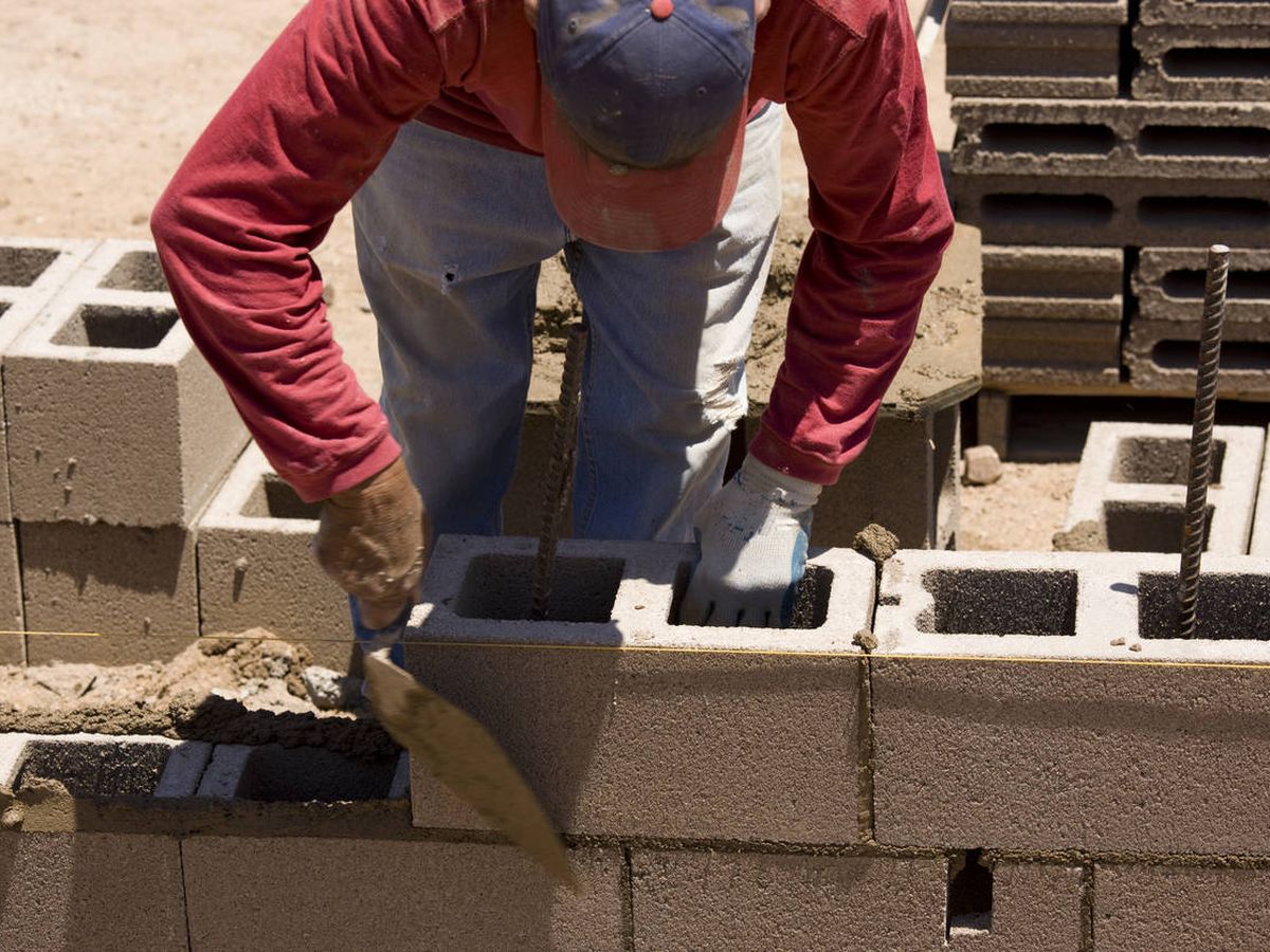 Foto: Un inmigrante trabajando en la construcción. (iStock)