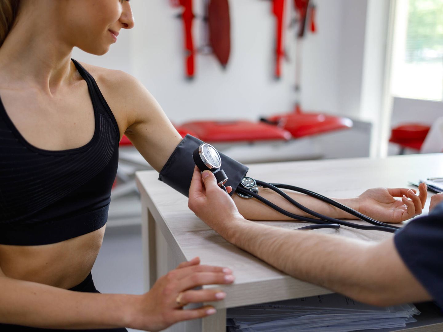 Uno de los beneficios de correr con regularidad es que ayuda a controlar la tensión arterial. (iStock)
