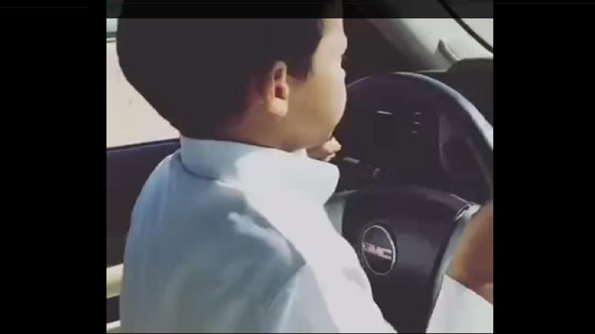 Vídeo: un niño conduce a 200 km/h en una autopista saudí 