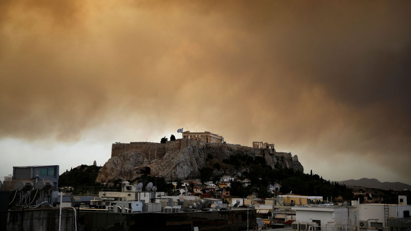 Una nube de humo alcanza el Partenón por los incendios que rodean Atenas. (Reuters)