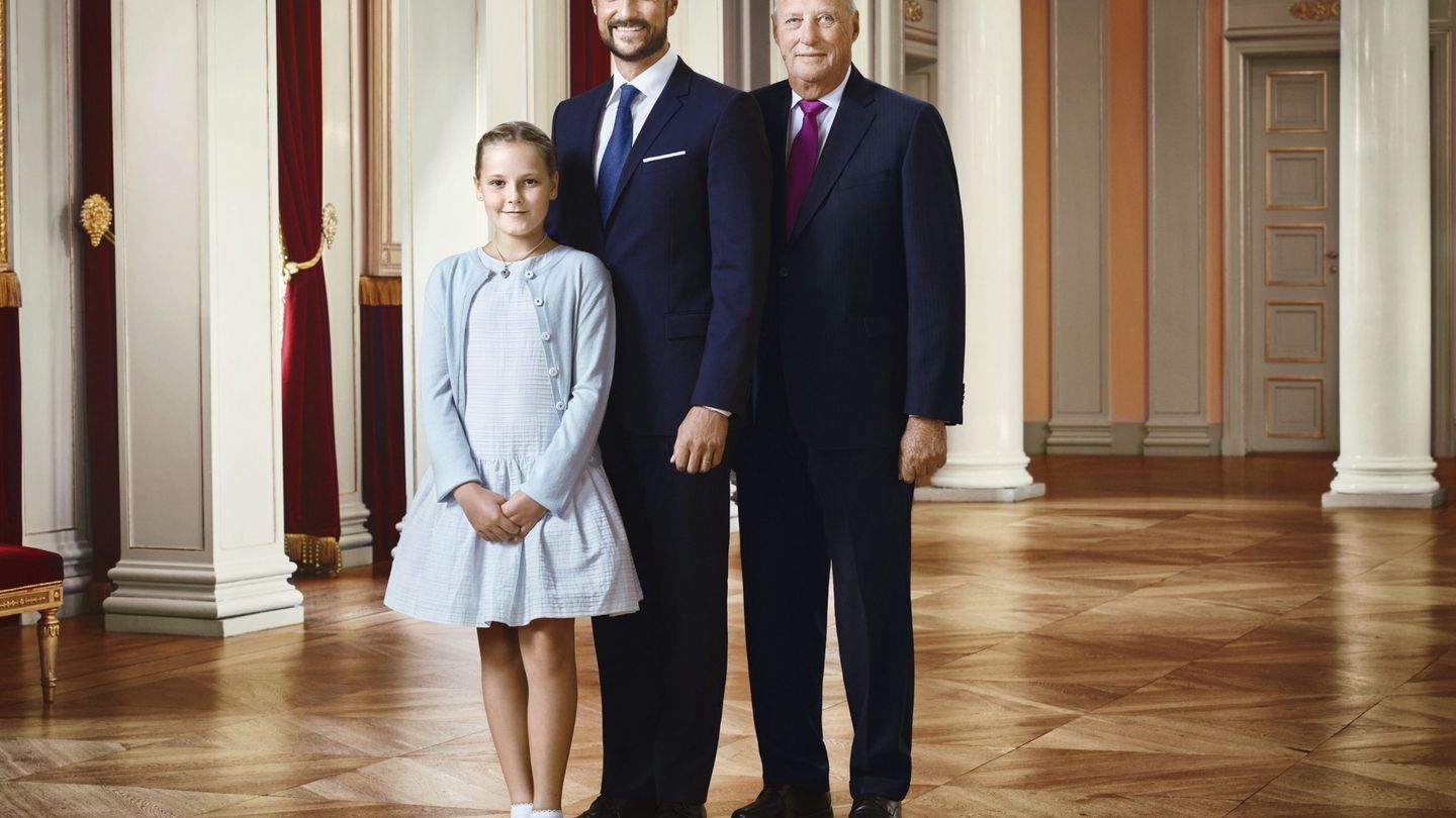 Foto oficial del rey Halard de Noruega y sus herederos, el príncipe Haakon y su hija, Ingrid Alexandra. (Efe)