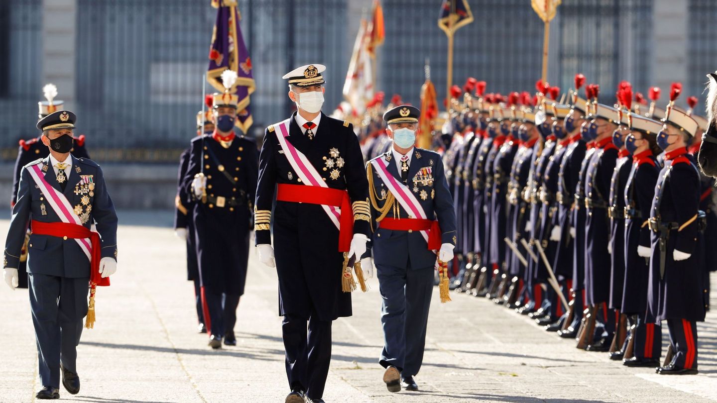 El rey Felipe VI pasa revista a las tropas durante la ceremonia de la Pascua Militar de 2021. (EFE/J.J. Guillén)