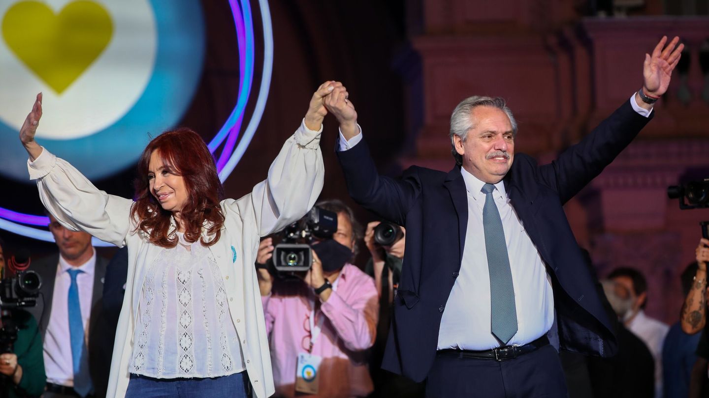 La expresidenta de Argentina, Cristina Fernández de Kirchner, y el mandatario argentino Alberto Fernández (EFE / Juan Ignacio Roncoroni)