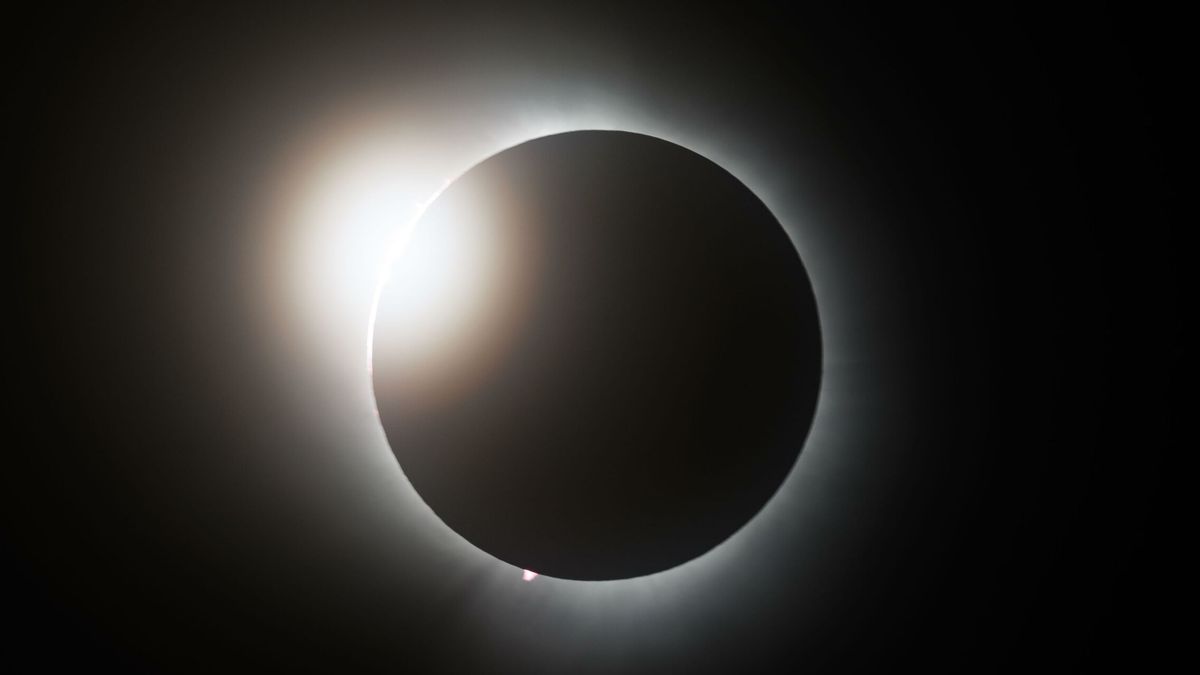 El eclipse total de Sol como aún no lo has visto: los increíbles vídeos desde el espacio