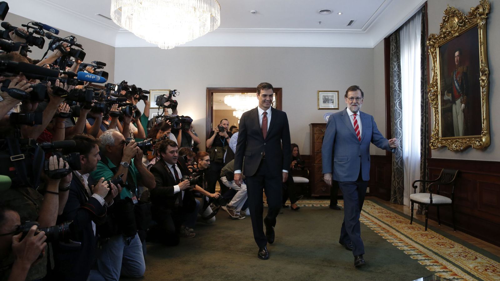 Foto: El presidente del Gobierno en funciones, Mariano Rajoy, y el secretario general del PSOE, Pedro Sánchez, antes de la reunión que mantuvieron el pasado día 13. (EFE)