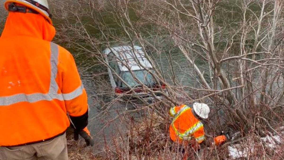 Un repartidor salva a una mujer que había caído a un río helado con su coche