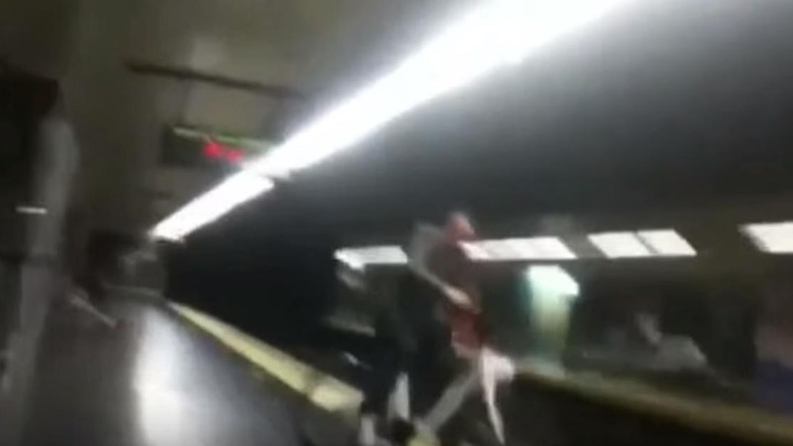 Foto: Momento en que el hombre cae a las vías (captura de YouTube)