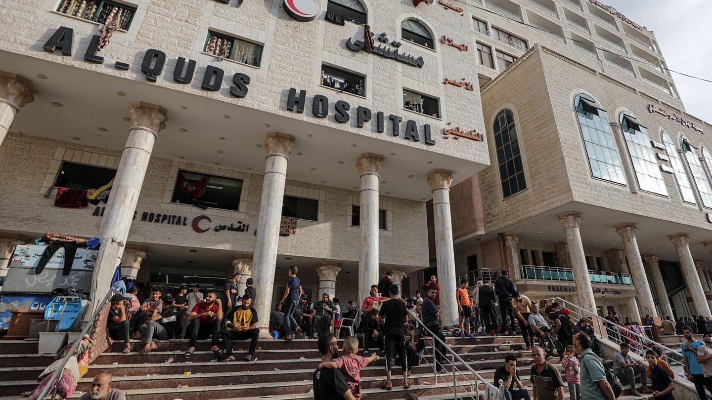 Ciudadanos palestinos se refugian de los ataques aéreos en el Hospital Al-Quds.  (EFE)