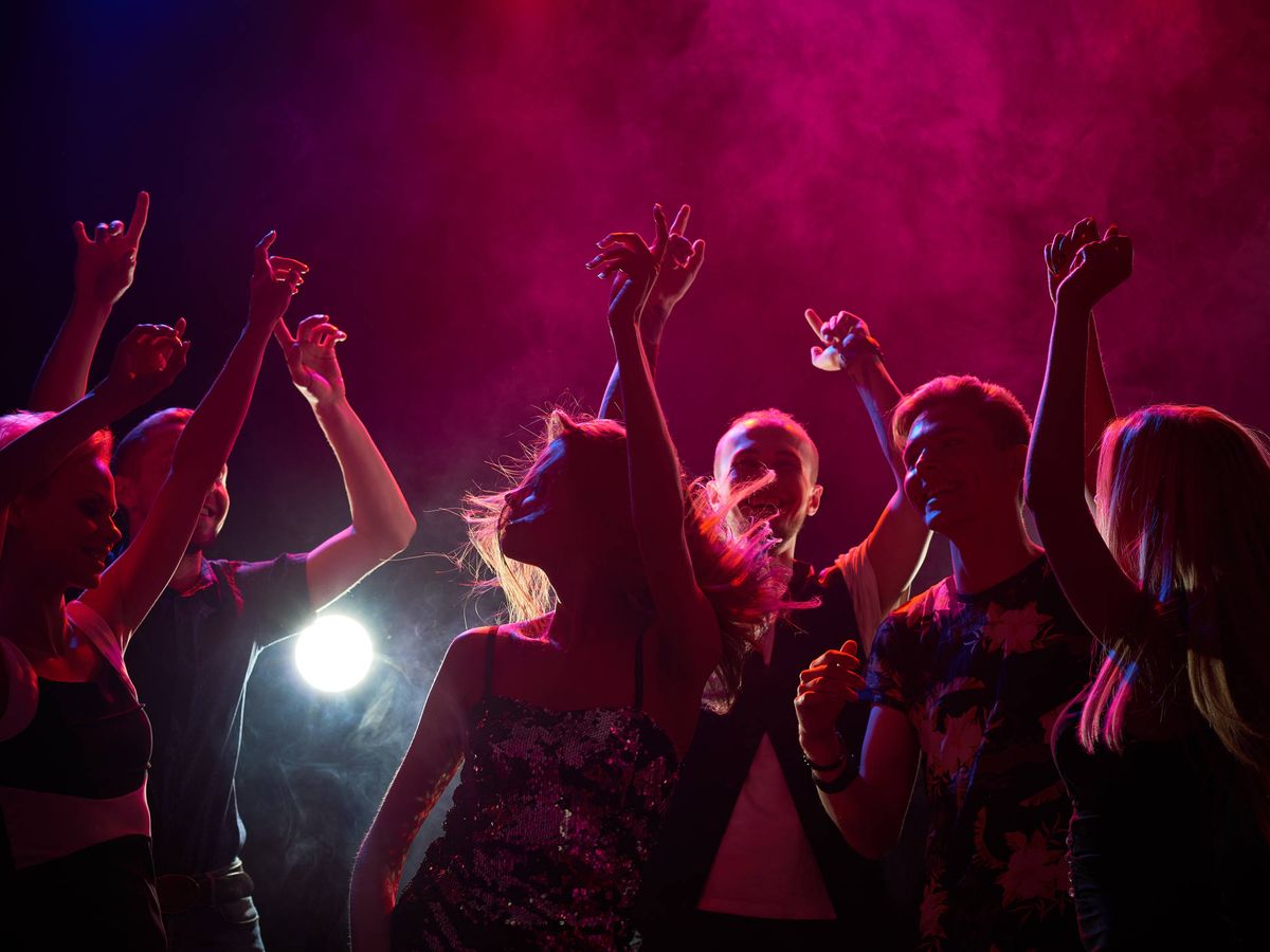 Foto: Un grupo de personas se divierte en una discoteca. (iStock)