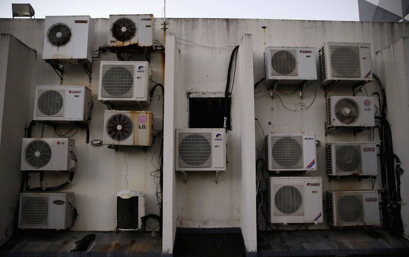 Máquinas de aire acondicionado en un hotel de El Salvador. (REUTERS/Sergio Moraes)