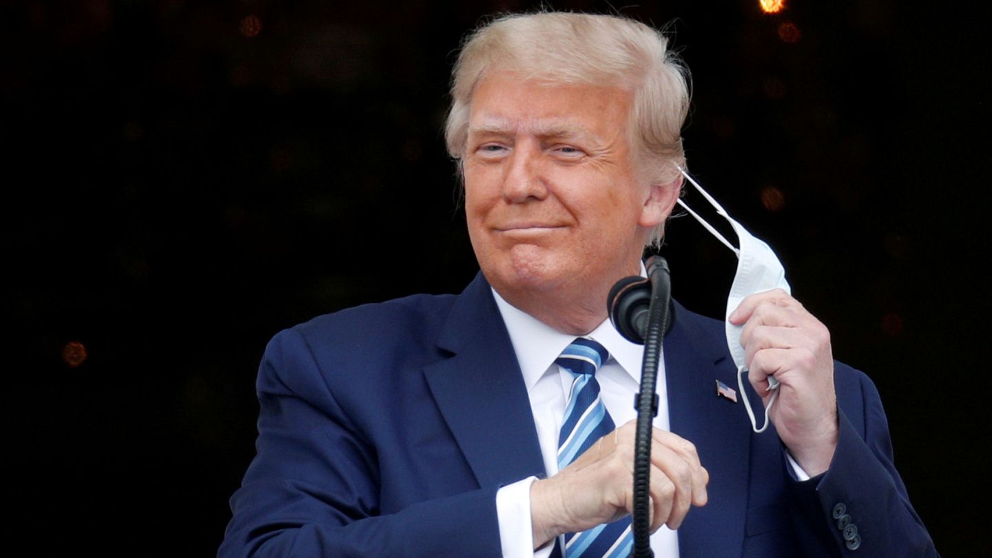 Donald Trump se quita la mascarilla antes de hablar desde la Casa Blanca. (Reuters)