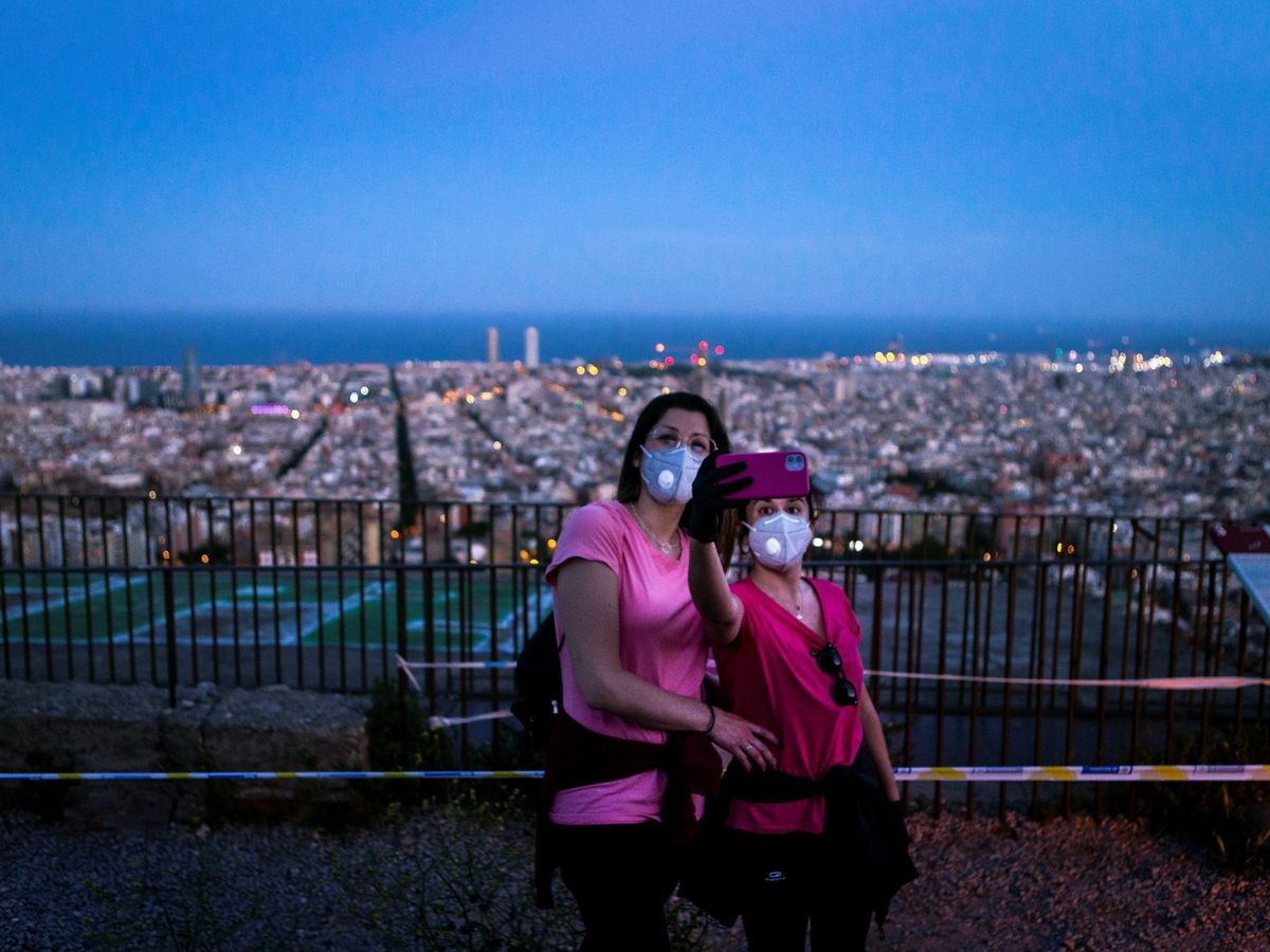 Foto: Dos mujeres se hacen una foto en El Carmelo, Barcelona. (EFE)