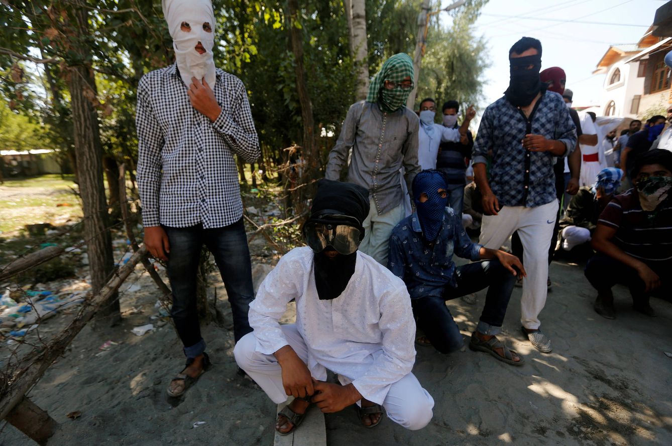 Foto: Manifestantes enmascarados protestan contra la violencia en Cachemira, en Srinagar, el 5 de agosto de 2016 (Reuters).