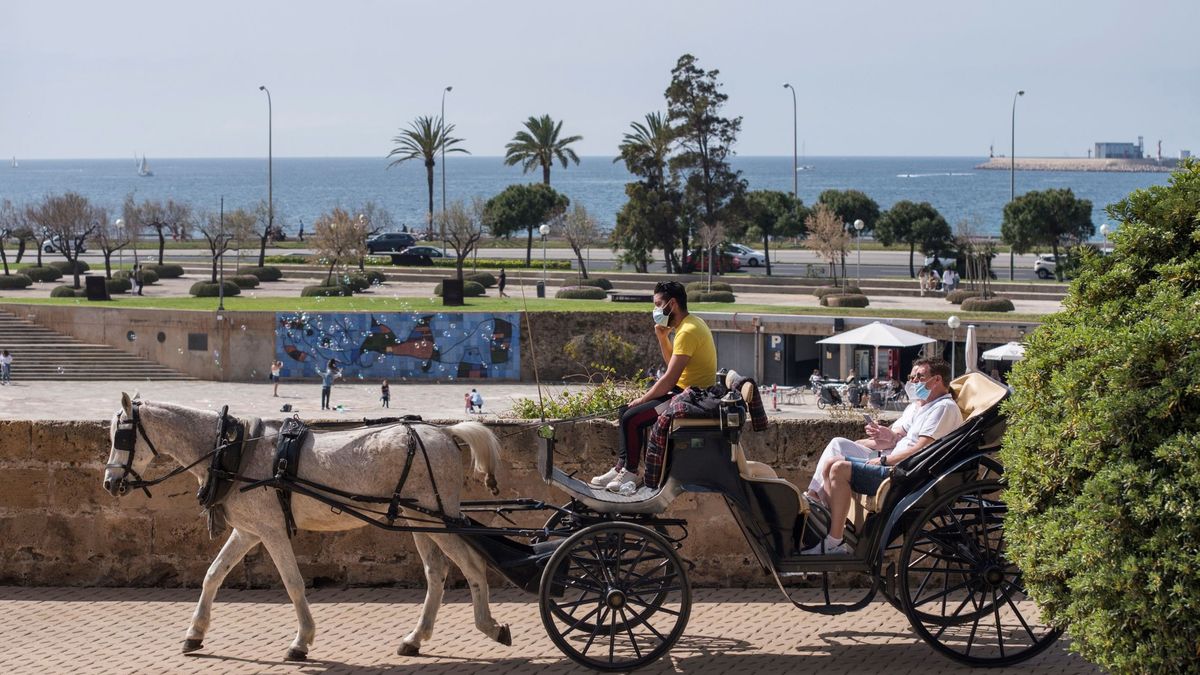 Los españoles siguen sin viajar al extranjero e impulsan el superávit turístico a niveles récord