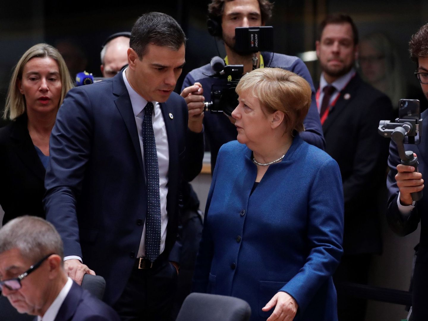 Sánchez charla con Merkel en una de sus primeras cumbres europeas. (EFE)