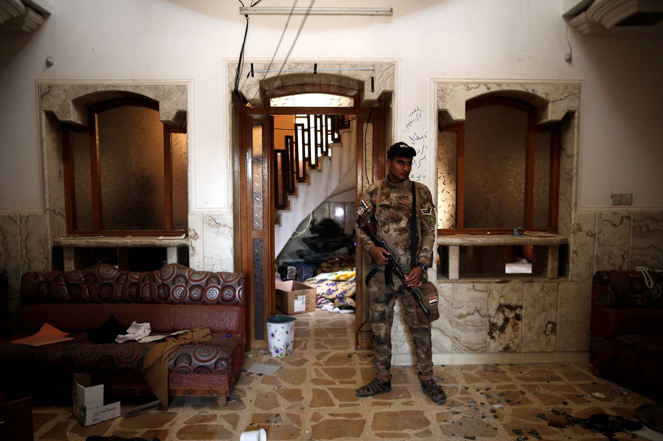 Un efectivo del ejército iraquí dentro de una antigua prisión del ISIS en Mosul, Irak. (Reuters)